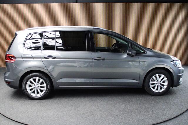 Volkswagen TOURAN 1.2 TSI Connected Series Panorama Dak - Trekhaak Electrice - Navigatie
