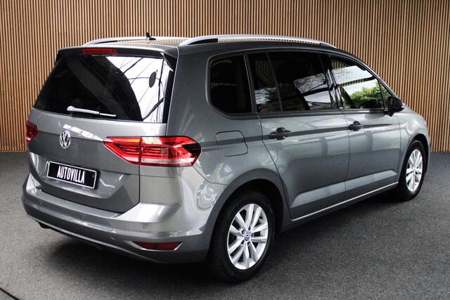 Volkswagen TOURAN 1.2 TSI Connected Series Panorama Dak - Trekhaak Electrice - Navigatie