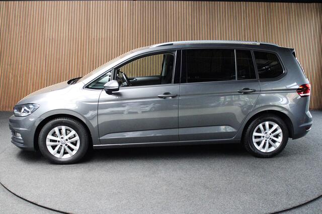 Volkswagen TOURAN 1.2 TSI Connected Series Panorama Dak - Trekhaak Electrice - Navigatie