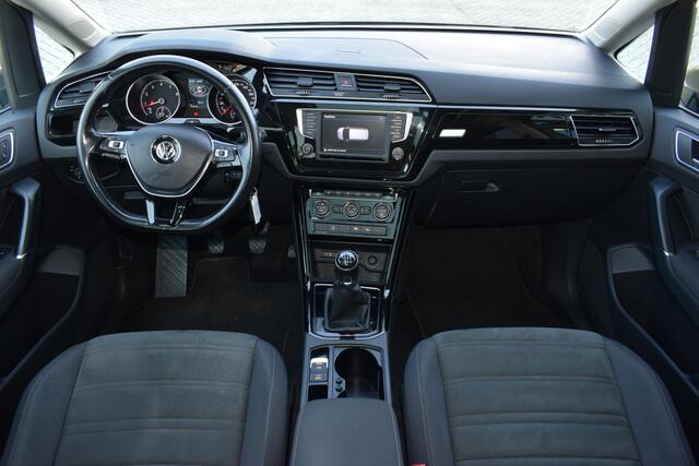 Volkswagen TOURAN 1.2 TSI Highline 7p | 7-Zits | Kantel/ Schuifdak | Stoelverwarming | Navigatie | Adaptieve Cruise Control |