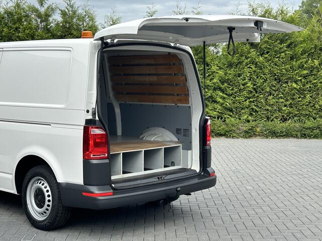 Volkswagen TRANSPORTER 2.0 TDI 150 PK / L2H1 / 1e EIG. / AIRCO / NAVI / 2X SCHUIFDEUR / 3-ZITS / TREKHAAK / INRICHTING / CAMERA / BLUETOOTH
