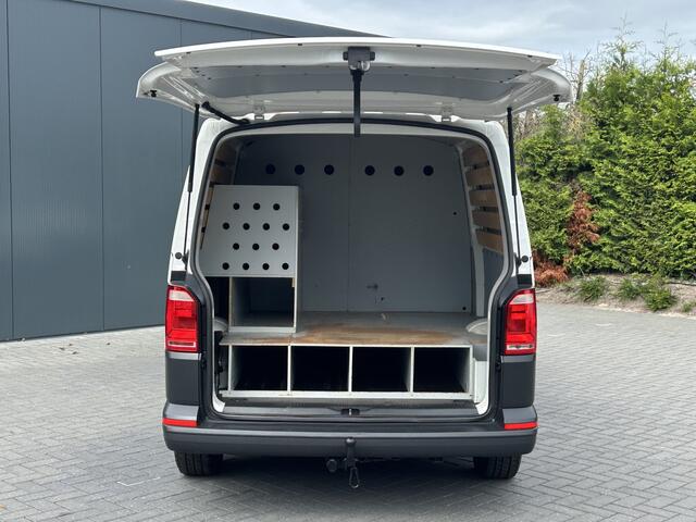 Volkswagen TRANSPORTER 2.0 TDI 150 PK / L2H1 / 1e EIG. / AIRCO / NAVI / 2X SCHUIFDEUR / 3-ZITS / TREKHAAK / INRICHTING / CAMERA / BLUETOOTH