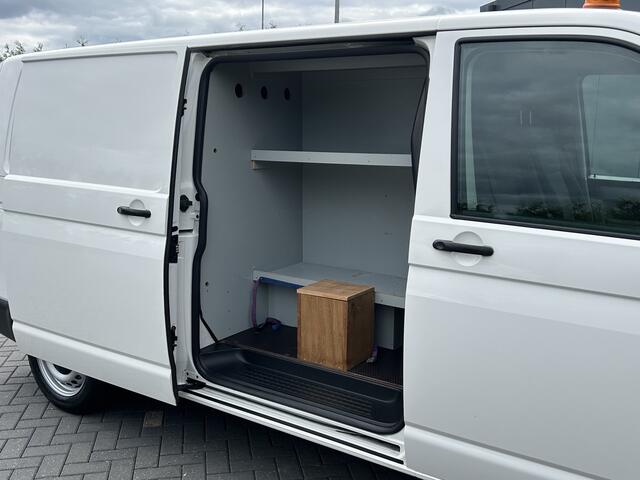 Volkswagen TRANSPORTER 2.0 TDI 150 PK / L2H1 / 1e EIG. / AIRCO / NAVI / 2X SCHUIFDEUR / 3-ZITS / TREKHAAK / INRICHTING / CAMERA / BLUETOOTH