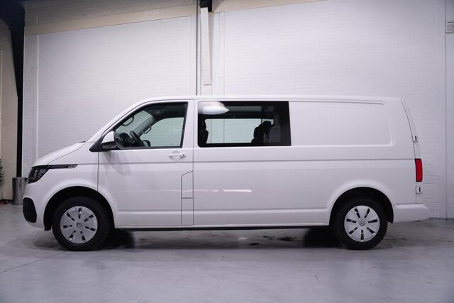 Volkswagen TRANSPORTER 2.0 TDI 110 pk L2H1 Dubbel Cabine NAP, Airco Trekhaak, Cruise Control, Laadruimte Pakket 6-Zits