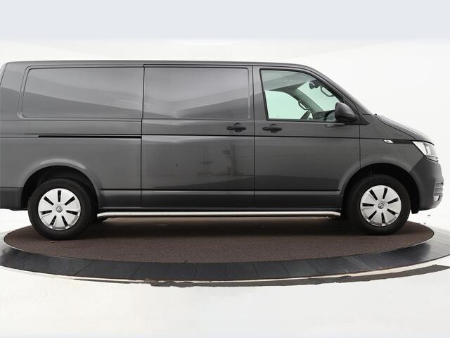 Volkswagen TRANSPORTER 2.0 Tdi 150pk DSG L2H3 28 Highline · Apple/Android Car Play · Camera · Betimmering · Vloerplaat · Trekhaak · Side Bars · Navi · Garantie t/m 31-10-2026 of 150.000km