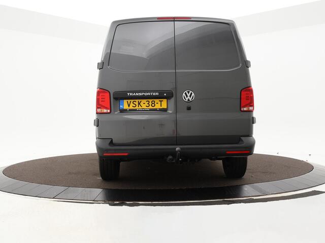 Volkswagen TRANSPORTER 2.0 Tdi 150pk DSG L2H3 28 Highline · Apple/Android Car Play · Camera · Betimmering · Vloerplaat · Trekhaak · Side Bars · Navi · Garantie t/m 31-10-2026 of 150.000km
