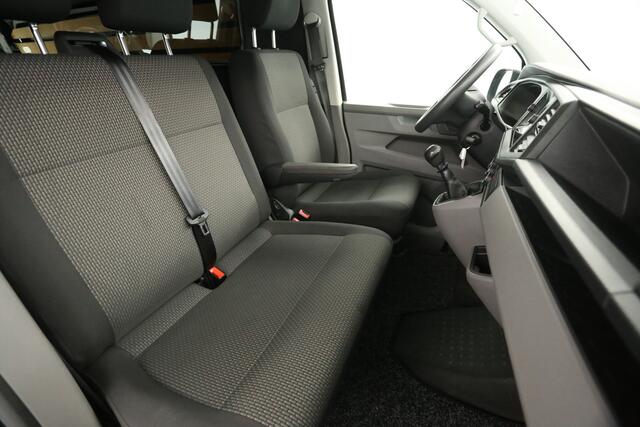 Volkswagen TRANSPORTER 2.0 TDI L2H1 | Airco | Cruise | Carplay | Navigatie | PDC | 3 Persoons | Trekhaak