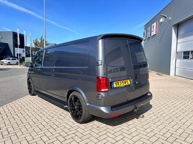 Volkswagen TRANSPORTER 2.0 TDI 150pk DSG L2H1 Bulli | Trekhaak | Leder | ACC | Dodehoek Camera | Laadruimte betimmerd |
