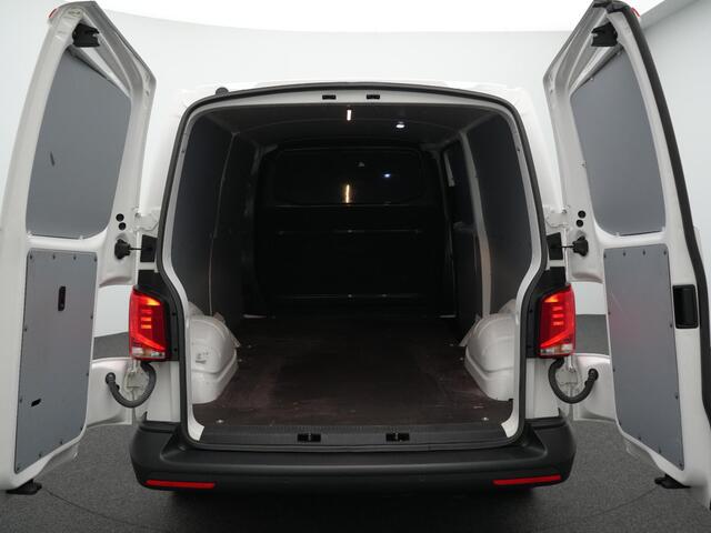 Volkswagen TRANSPORTER 2.0 TDI 110 pk L2H1 28 Economy Business | Parkeerhulp achter | Cruise control | Bijrijdersbank | Tussenschot volledig | Betonplex laadvloer