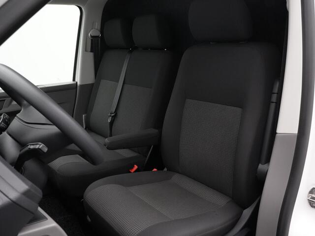 Volkswagen TRANSPORTER 2.0 TDI 110 pk L2H1 28 Economy Business | Parkeerhulp achter | Cruise control | Bijrijdersbank | Tussenschot volledig | Betonplex laadvloer