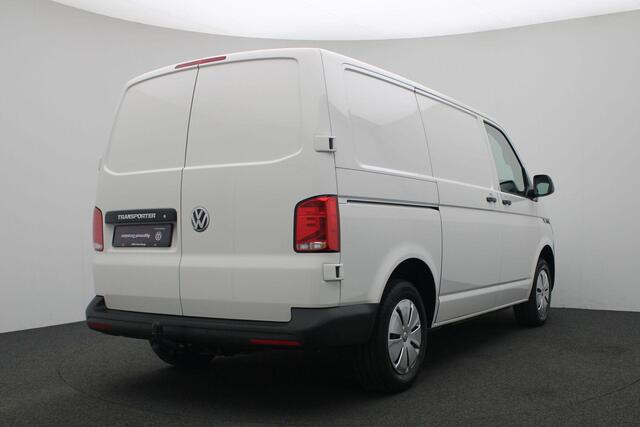 Volkswagen TRANSPORTER 2.0 TDI 110 pk L1H1 28 Comfortline | Trekhaak | 3-Zits | Parkeersensoren achter | Apple Carplay / Android Auto