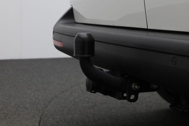 Volkswagen TRANSPORTER 2.0 TDI 110 pk L1H1 28 Comfortline | Trekhaak | 3-Zits | Parkeersensoren achter | Apple Carplay / Android Auto