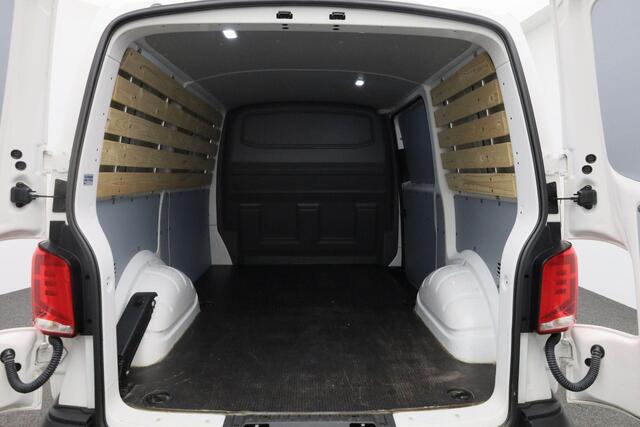 Volkswagen TRANSPORTER 2.0 TDI 110 pk L1H1 28 Comfortline | Trekhaak | 3-Zits | Parkeersensoren achter | Apple Carplay / Android Auto