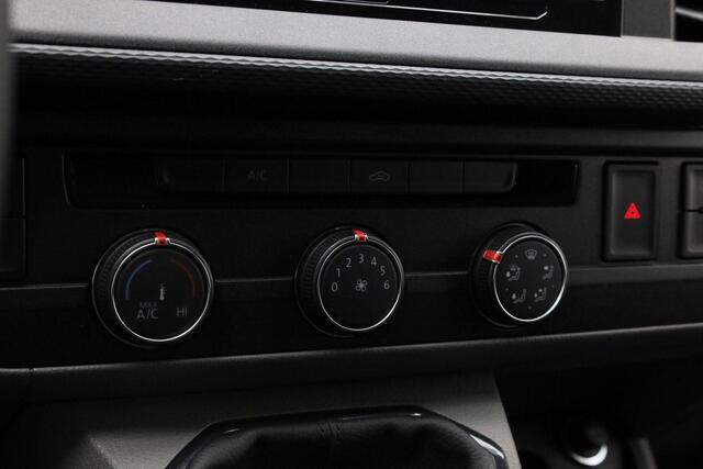 Volkswagen TRANSPORTER 2.0 TDI 110 pk L1H1 28 Comfortline | Trekhaak | 3-Zits | Parkeersensoren achter | Apple Carplay / Android Auto