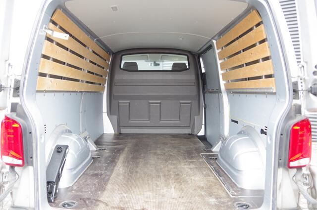 Volkswagen TRANSPORTER 2.0 TDI L2 BULLI, 150PK AUT. GLASSLOOK, LED, TREKHAAK, VIRTUAL, ADAPT. CRUISE, NAVI, AIRCO, PARKEERSENSOREN, CARPLAY, NL AUTO, NAP