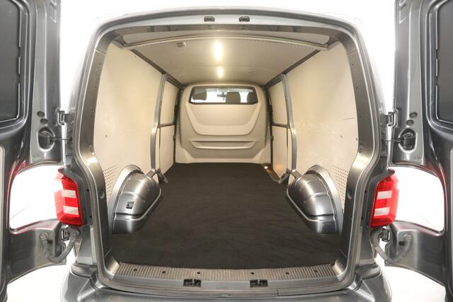 Volkswagen TRANSPORTER 2.0 TDI 150PK L2H1 | Automaat | Airco | Cruise | 3-Zits | Camera | Carplay | Trekh.