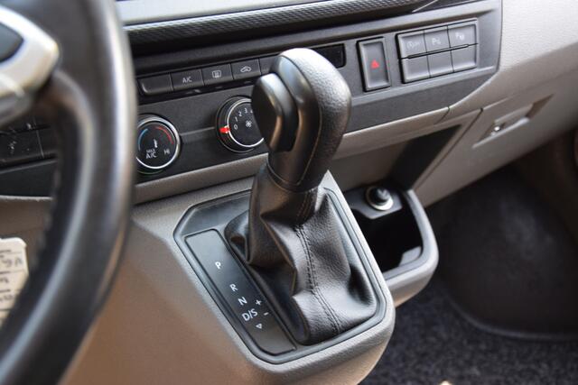 Volkswagen TRANSPORTER 2.0 TDI L2H1 Highline DSG Automaat 3-zits (3 persoons) | Org. NL | BPM Vrij | Trekhaak | LED | Adaptive Cruise Control | PDC V+A incl. Camera | Voorruit verwarming | DAB+ | Lichtmetalen velgen 19" |
