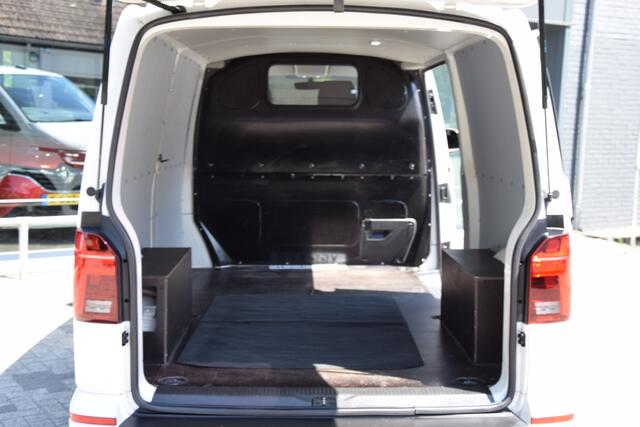 Volkswagen TRANSPORTER 2.0 TDI L2H1 Highline DSG Automaat 3-zits (3 persoons) | Org. NL | BPM Vrij | Trekhaak | LED | Adaptive Cruise Control | PDC V+A incl. Camera | Voorruit verwarming | DAB+ | Lichtmetalen velgen 19" |