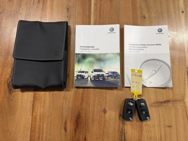 Volkswagen TRANSPORTER 2.0 TDI L2H1 DC Highline *LED* Leder / Adapt. Cruise / Carplay / Camera / Trekhaak / Navigatie / 19'' LMV / Org.NL!