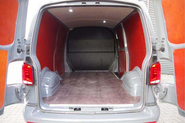 Volkswagen TRANSPORTER 2.0 TDI L2 150PK AUT. LED, TREKHAAK, CRUISE, CARPLAY, AIRCO, PARKEERSENSOREN, NL AUTO, NAP