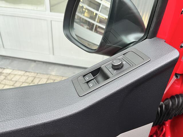 Volkswagen TRANSPORTER 2.0 TDI L1H1 Airco Cruise control Kastinrichting Betimmering in de laadruimte Telefoonvoorbereiding 1e eigenaar Dealer onderhouden Euro 6