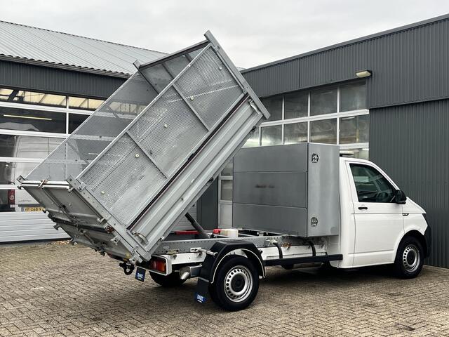 Volkswagen TRANSPORTER 2.0 TDI L2H1 150pk Pick-up Kipper open laadbak Airco Cruise controle Trekhaak 2500kg trekgewicht 1e eigenaar 3-Persoons Kieper Gereedschapskist P-up Doka Pritsche Ahk 2500kg Euro 6