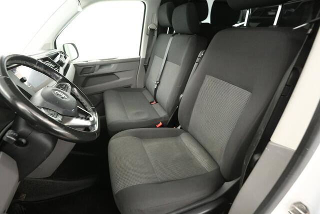 Volkswagen TRANSPORTER 2.0 TDI 150PK L1H1 | Aut. | Airco | Adap. Cruise | 3-Zits | Carplay | Navi | Stoelverw. | Trekh.