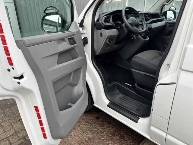 Volkswagen TRANSPORTER 2.0 TDI L2H1 Sortimo Kastinrichting Airco Cruise controle Trekhaak 2200kg trekgewicht Imperiaal Schuifdeur Parkeerhulp achter Telefoonverbinding Euro 6 1e eigenaar Sortimo