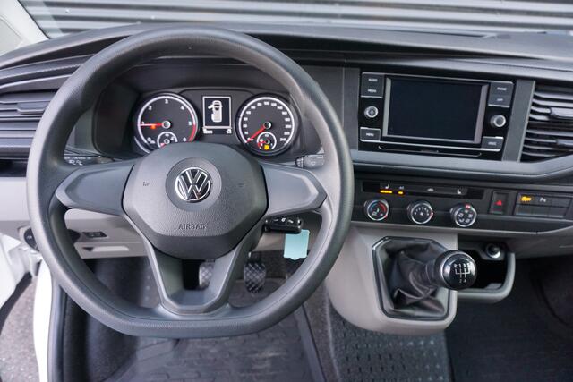Volkswagen TRANSPORTER 110pk L1H1 2x Schuifdeur Trekhaak Apple Carplay Standkachel Airco Cruise control