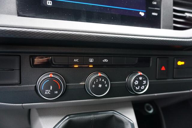 Volkswagen TRANSPORTER L2H1 110pk Apple Carplay Navigatie Trekhaak Cruise control 3-Zits