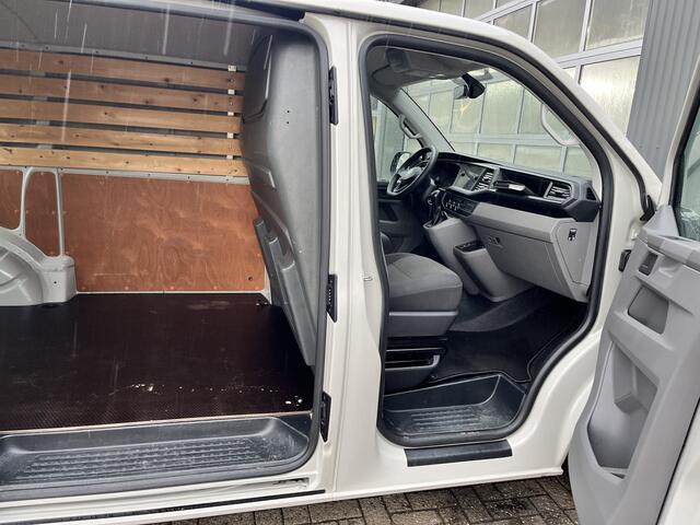 Volkswagen TRANSPORTER 2.0 TDI L1H1 150Pk Airco Cruise controle 2-Persoons Telefoonverbinding Apple carplay Achterklep Zijruit Navigatiesysteem Euro 6 Dealer onderhouden