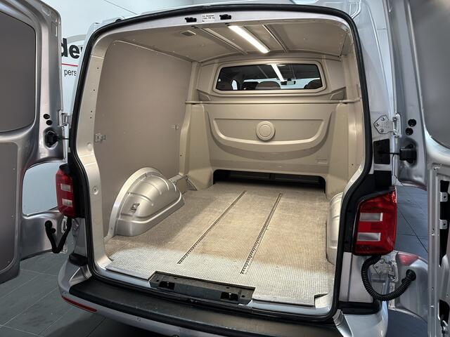 Volkswagen TRANSPORTER 2.0 TDI L2H1 DC - Carplay / PDC / Trekhaak