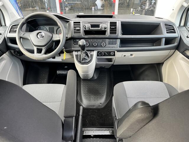 Volkswagen TRANSPORTER Kombi 2.0 TDI L1H1 BTW en BPM VRIJ!! 9-Persoons Airco Cruise control Trekhaak 2500 kg trekgewicht Buitenspiegels elektrisch verstel- en verwarm baar Parkeerhulp vóór en achter, Voorstoelen in hoogte verstelbaar