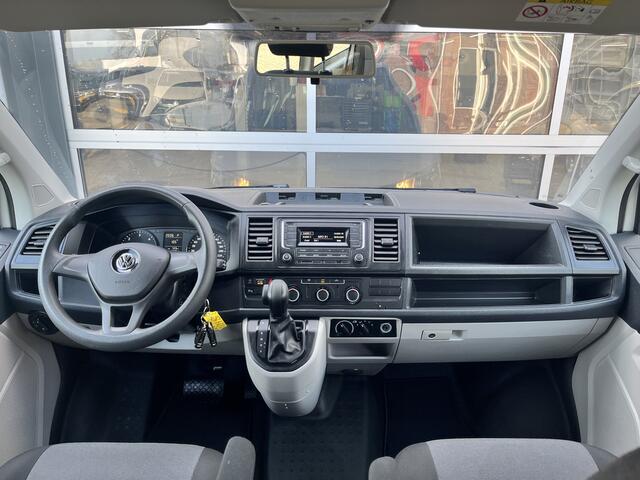Volkswagen TRANSPORTER Kombi 2.0 TDI L1H1 BTW EN BPM VRIJ!! Euro 6 Airco Cruise controle 8-Persoons Automaat Parkeersensoren voor en achter Telefoonverbinding Ex overheid! 1e eigenaar Personenbus Groepsvervoer Taxi Combi Tourer