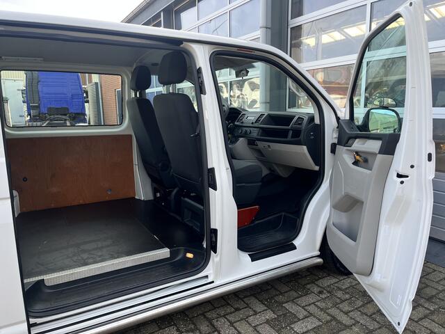 Volkswagen TRANSPORTER Kombi 2.0 TDI L1H1 BTW EN BPM VRIJ!! Euro 6 Airco Cruise controle 8-Persoons Automaat Parkeersensoren voor en achter Telefoonverbinding Ex overheid! 1e eigenaar Personenbus Groepsvervoer Taxi Combi Tourer