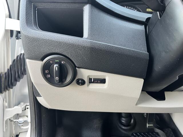 Volkswagen TRANSPORTER Kombi 2.0 TDI L1H1 BTW EN BPM VRIJ!! Euro 6 Airco Cruise controle 8-Persoons Automaat Parkeersensoren voor en achter Telefoonverbinding Ex overheid! 1e eigenaar Personenbus Groepsvervoer Taxi Combi Tourer