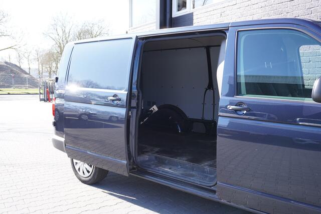 Volkswagen TRANSPORTER 2.0 TDI 150PK L2 Automaat EURO 6 - Airco - Cruise - Trekhaak - ¤ 16.900,- Excl.