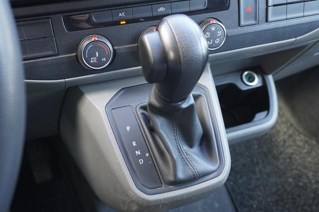 Volkswagen TRANSPORTER 2.0 TDI 150PK L2 Automaat EURO 6 - Airco - Cruise - Trekhaak - ¤ 16.900,- Excl.