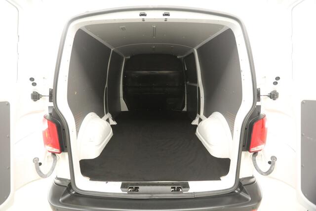 Volkswagen TRANSPORTER 2.0 TDI L2H1 150PK | Aut. | Airco | Cruise | Carplay | 3 Zits | Parkeersens. | Trekhaak