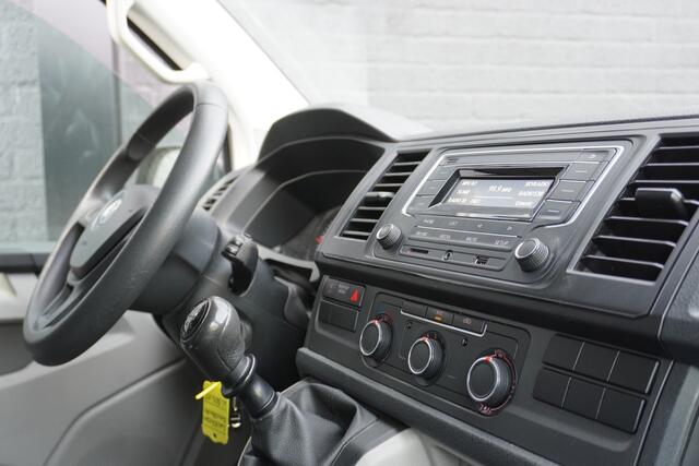 Volkswagen TRANSPORTER 2.0 TDI L2 150PK 2x schuifdeur EURO 6 - Airco - Trekhaak - PDC - ¤ 12.950,- Excl.