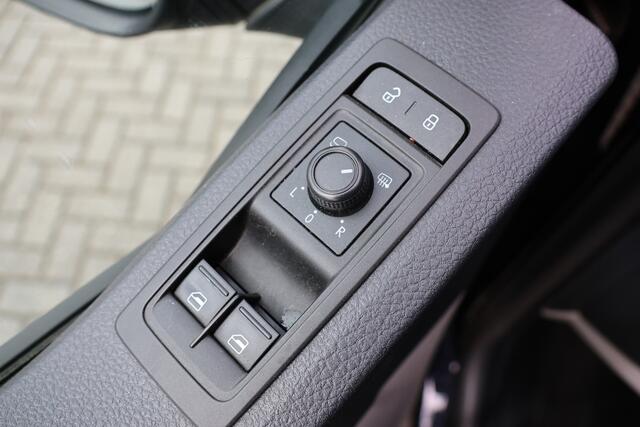 Volkswagen TRANSPORTER 2.0 TDI 150 PK L2H1 DC Highline | Marge | BTW / BPM Vrij | ACC | Navigatie | CarPlay | DAB | Trekhaak | Dubbel schuifdeur | NAP Logisch | NL Auto