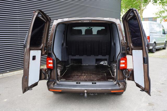 Volkswagen TRANSPORTER 204pk Euro6 Automaat L2H1 2x Schuifdeur Dubbele cabine Highline 70 Edition LED Navigatie Trekhaak Parkeersensoren Cruise control Stoelverwarming
