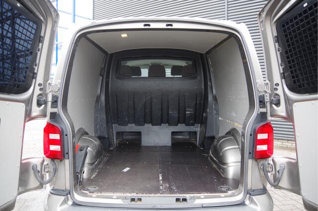Volkswagen TRANSPORTER 2.0 TDI L2H1 DC-5P, 150PK AUT. NAP! TREKHAAK, CARPLAY, NAVI, CRUISE, LEDER STUUR, PARKEERSENSOREN, 16'' LMV