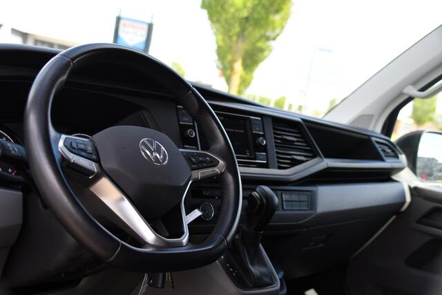 Volkswagen TRANSPORTER 2.0 TDI L2H1 30 Highline Black Edition Adaptieve Cruise, Camera, Carplay, 150pk, Trekhaak, Stoelverwarming, LED, Automaat, Standkachel, Sensoren, Uniek!