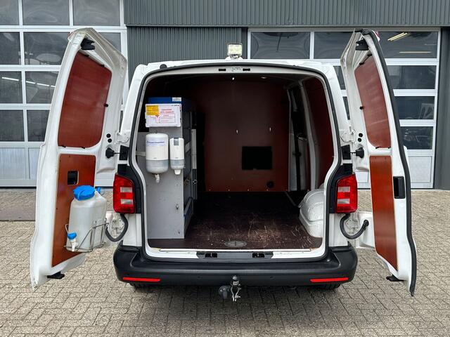 Volkswagen TRANSPORTER 2.0 TDI L2H1 102pk Kastinrichting 2200kg Trekgewicht Cruise controle Parkeerhulp achter Lang Bpm vrij 1e eigenaar Dealer onderhouden !! Euro 6