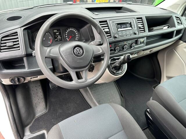 Volkswagen TRANSPORTER 2.0 TDI L2H1 102pk Kastinrichting 2200kg Trekgewicht Cruise controle Parkeerhulp achter Lang Bpm vrij 1e eigenaar Dealer onderhouden !! Euro 6