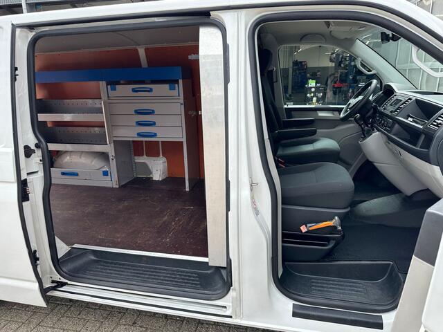 Volkswagen TRANSPORTER 2.0 TDI L2H1 102pk Kastinrichting 2200kg Trekgewicht Cruise controle Parkeerhulp achter Lang Bpm vrij 1e eigenaar Dealer onderhouden !! Euro 6