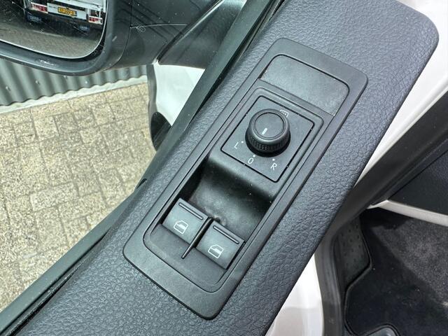 Volkswagen TRANSPORTER 2.0 TDI L2H1 102pk Kastinrichting 2200kg Trekgewicht Cruise controle Parkeerhulp achter Lang Bpm vrij 1e eigenaar Dealer onderhouden !! Euro 6
