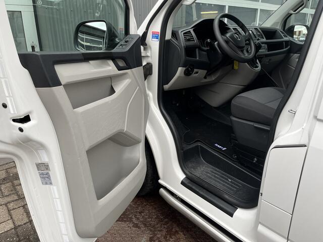 Volkswagen TRANSPORTER Kombi 2.0 TDI L1H1 BTW EN BPM VRIJ!! Airco Trekhaak 2500 kg trekgewicht Telefoonverbinding Groeps vervoer Taxi Combi Tourer Passenger