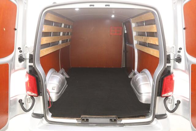 Volkswagen TRANSPORTER 2.0 TDI L2H1 150PK | Aut. | Airco | Adap. Cruise | Camera | 3 Zits | Trekhaak | Carplay